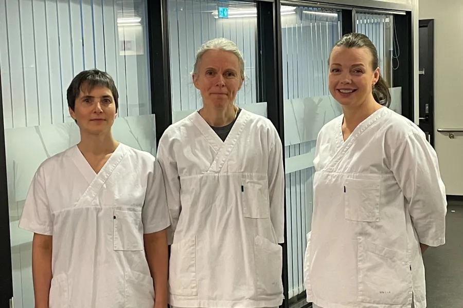 En gruppe kvinner i hvite laboratoriefrakker