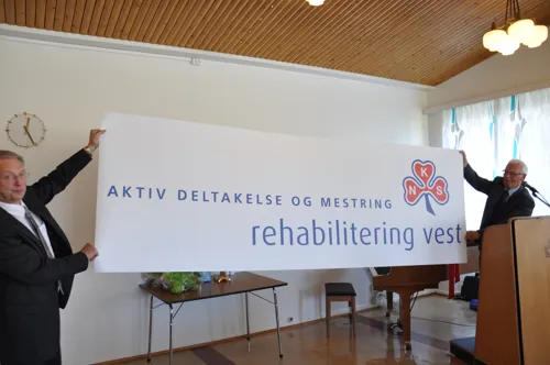 Jan Birger Medhaug og Oddvar Nilsen avduker navnet på Rehabilitering Vest under den offisielle åpningen
