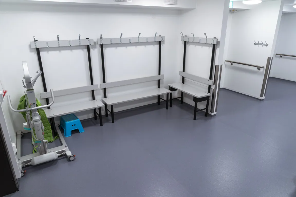 Et rom med hvite benker