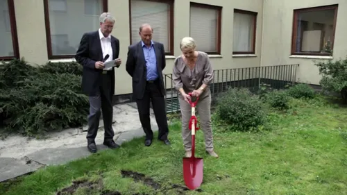 Leder i Sanitetsforeningen tar det første spadestikket for nybygg og renovering 2. august 2011