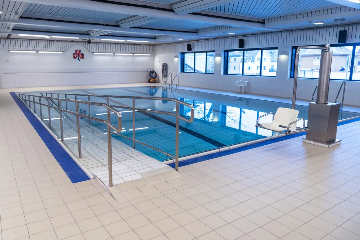 Et svømmebasseng med stoler