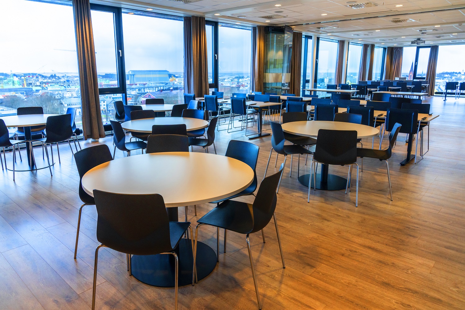 Et rom med bord og stoler