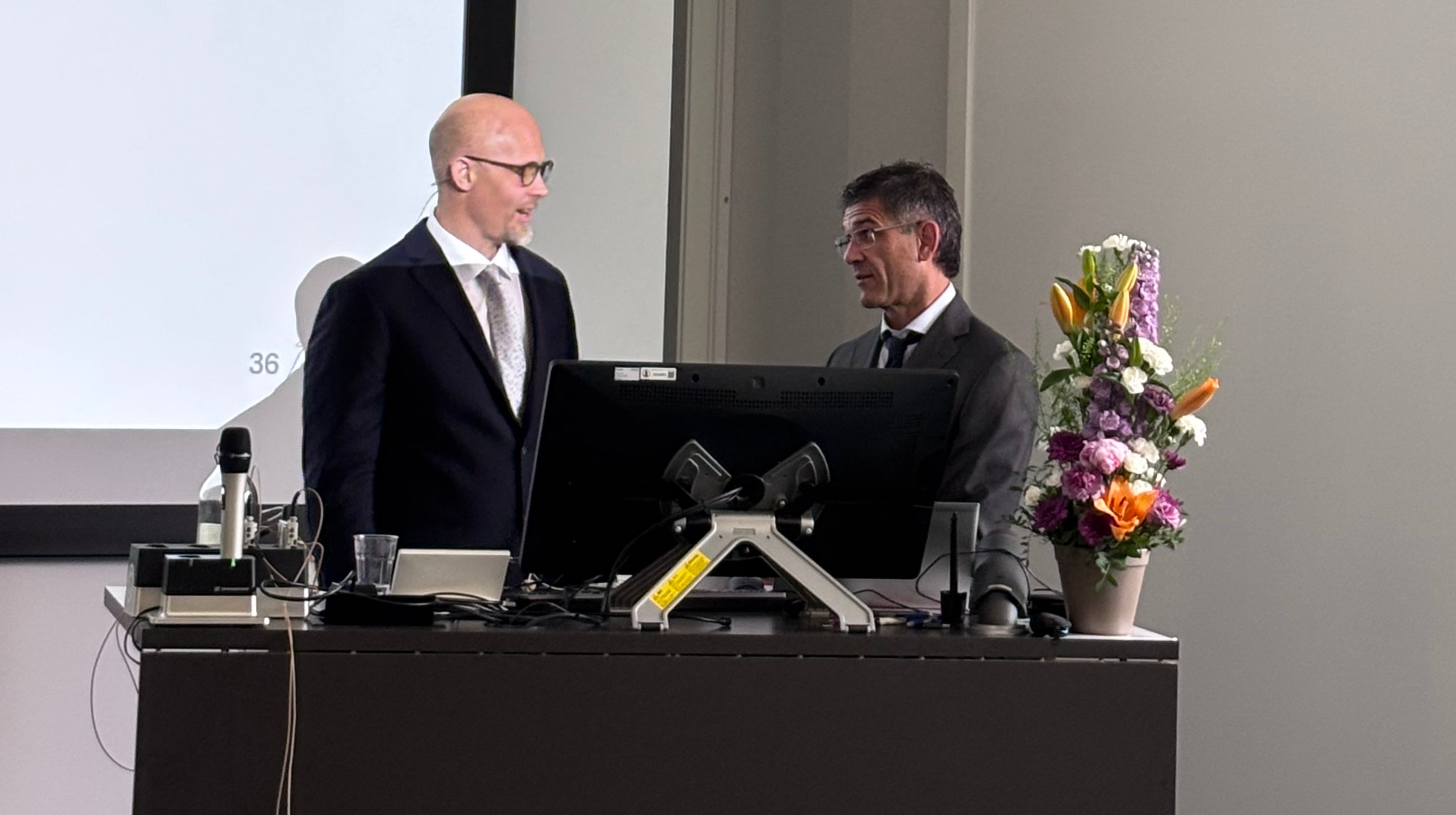 PhD Øystein Skåden takker utspørrer etter disputas