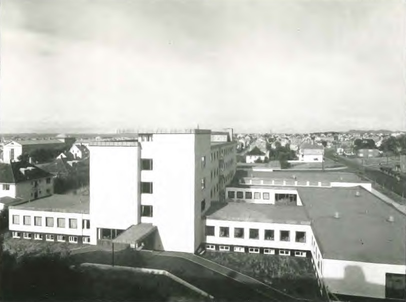 Sykehuset fotografert fra sør-øst ved åpningen i 1957