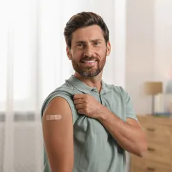 En mann som nylig er vaksinert