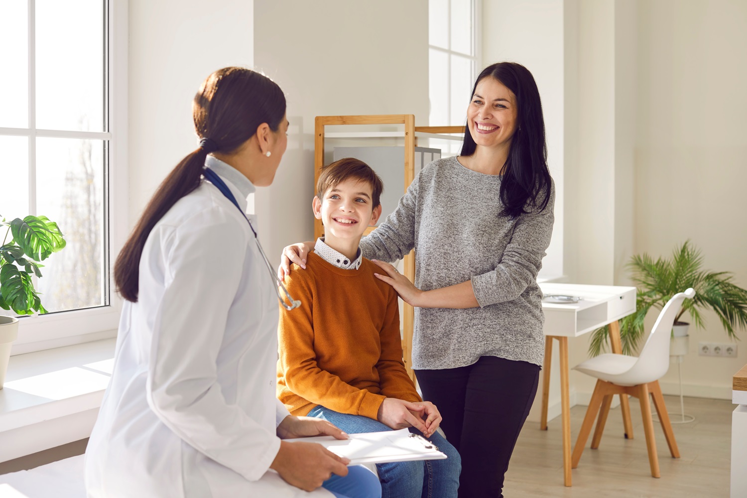 En ung pasient som får veiledning sammen med sin mor