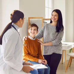 En ung pasient som får veiledning sammen med sin mor