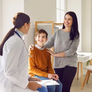 En ung pasient som får veiledning sammen med sin mor