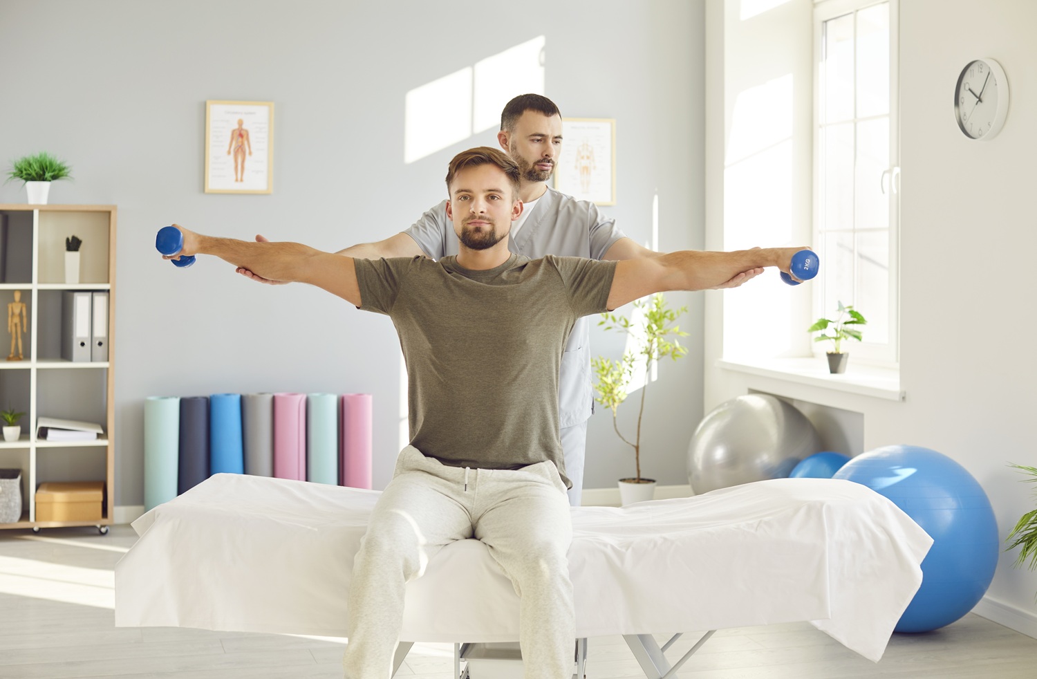 Ung mann som mottar veiledning fra fysioterapeut som del av rehabiliteringsprogram