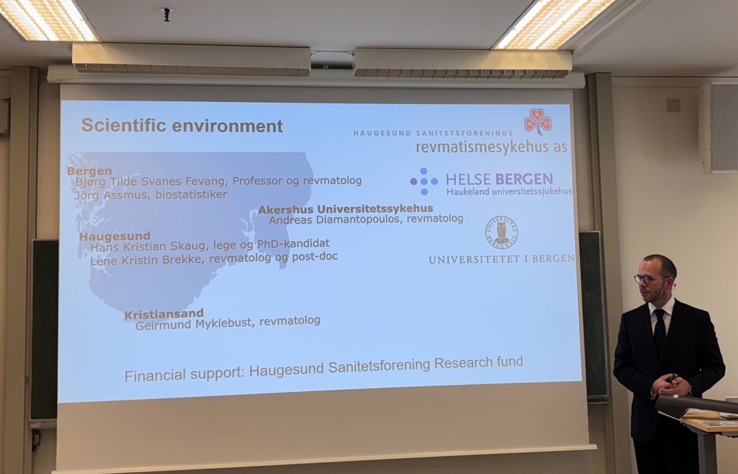 Bildet viser PhD-kandidat Hans Kristian Skaug under disputas i Bergen 26.august 2026