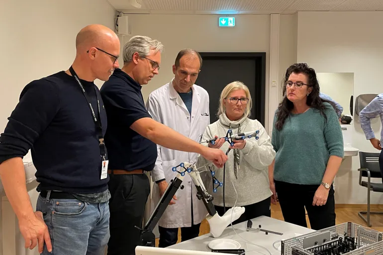 Fra opplæringen på HSR: Fra Venstre avdelingsoverlege Øystein Skåden, Smith & Nephews Lars Rødeseike, Fagsjef Øystein Gøthesen,