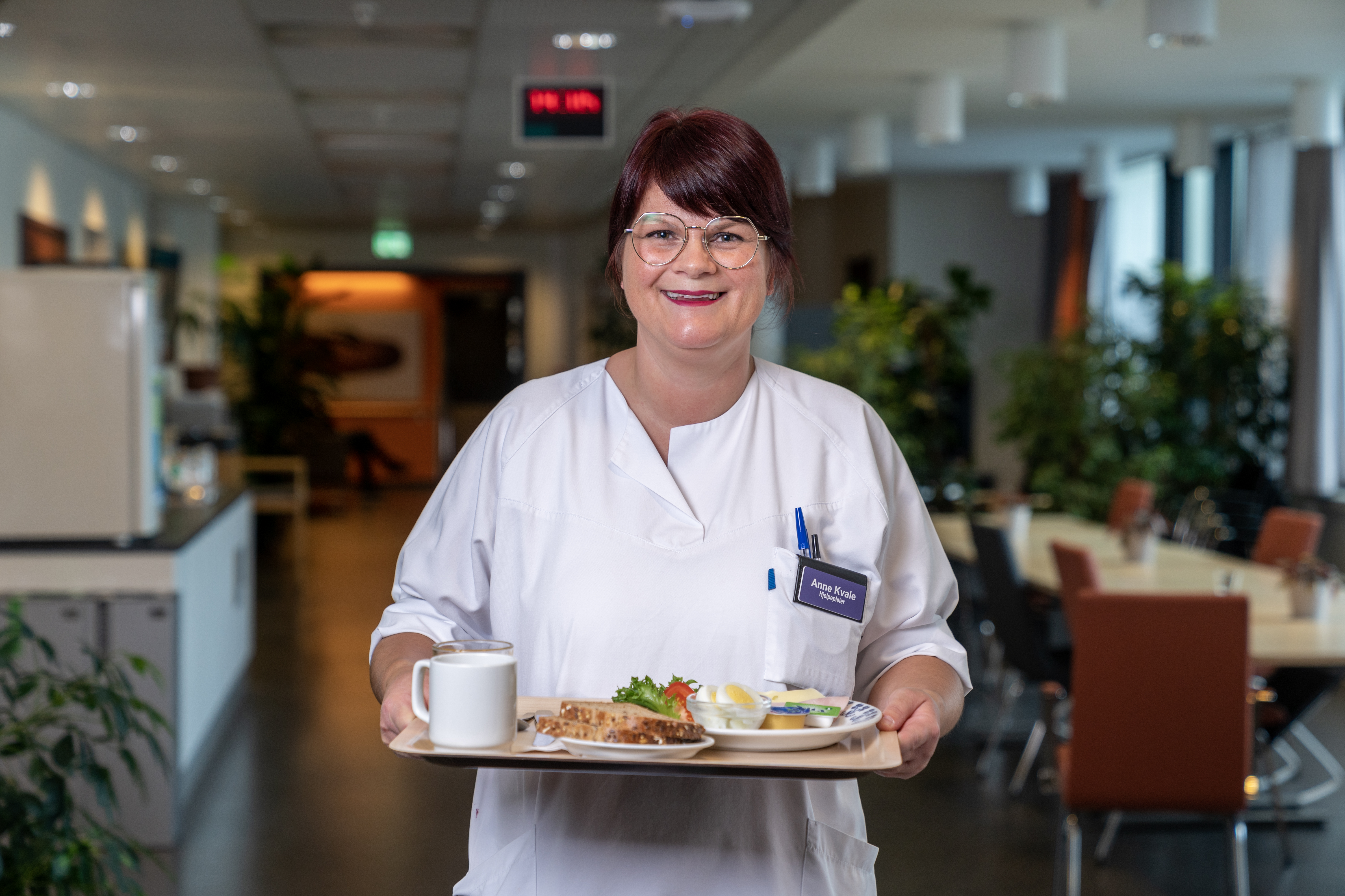 Sykepleier serverer i sengeposten