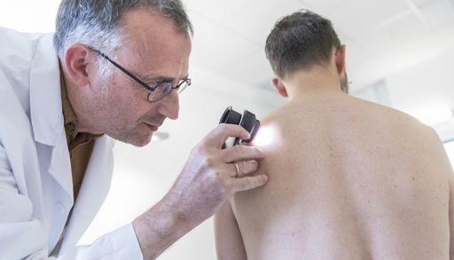 Leger som foretar hudundersøkelse