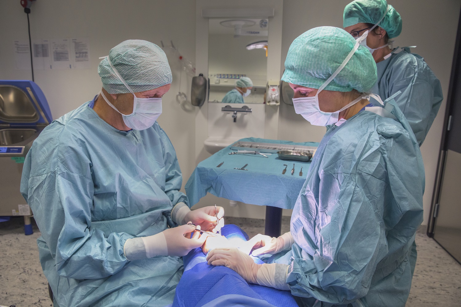 Leger som operer en pasient