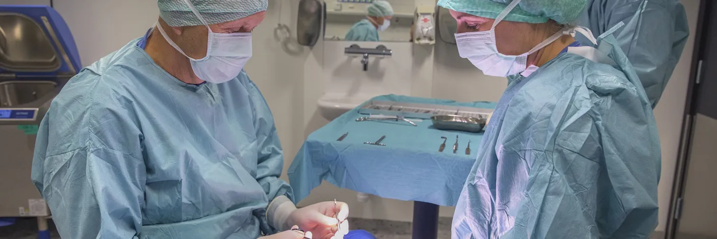 Leger som operer en pasient