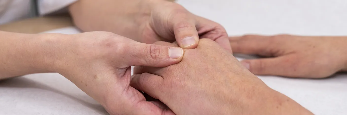 Nærbilde av håndundersøkelse