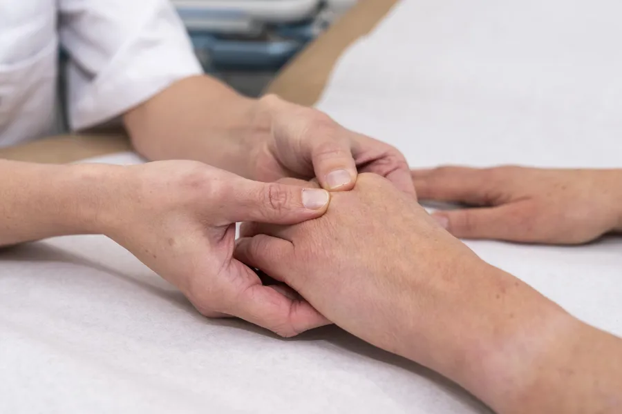 Nærbilde av håndundersøkelse