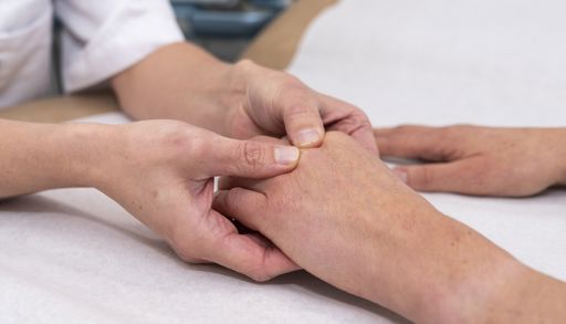 Nærbilde av håndundersøkelse