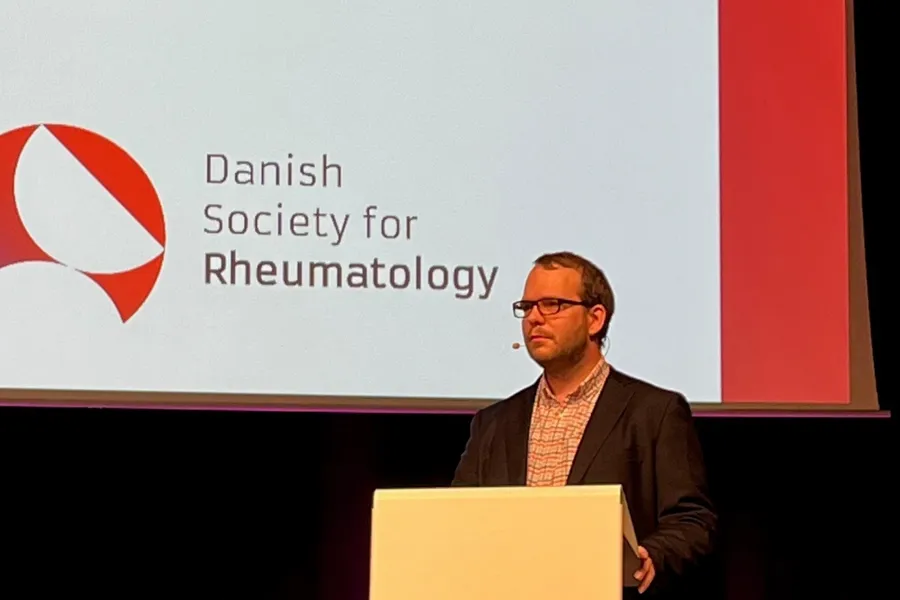 En person som snakker på et podium