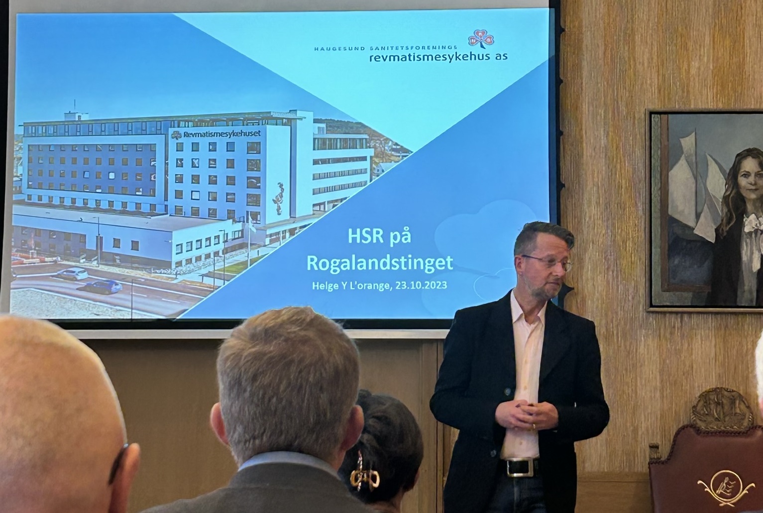 En mann som snakker til en gruppe mennesker